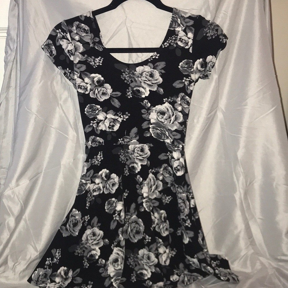 Planet Gold Black and gray/white rose dress